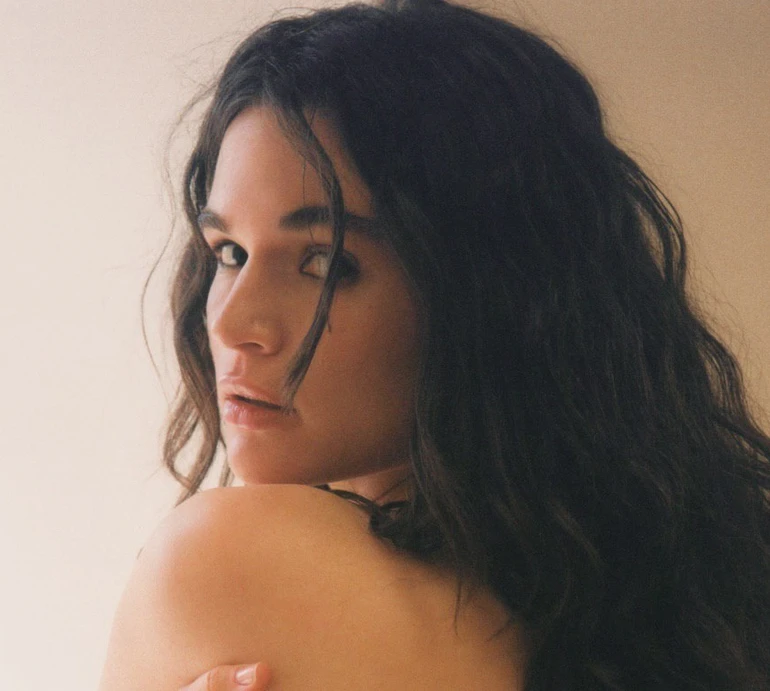 Кацуріна топлес пообіймала себе для чуттєвих фото