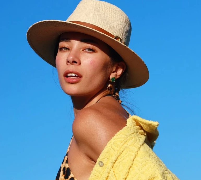 Карти, смаколики та леопард: Неплях у бікіні підставила дупцю сонцю на французькому курорті. Фото