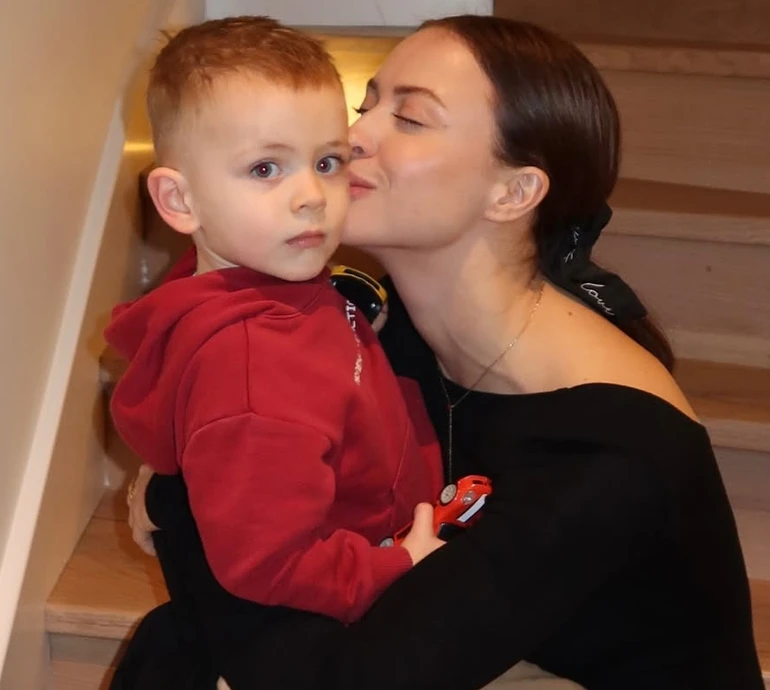 Любов - це готувати разом: Маремуха з 2-річним сином показала рецепт лінивих вареників. Відео