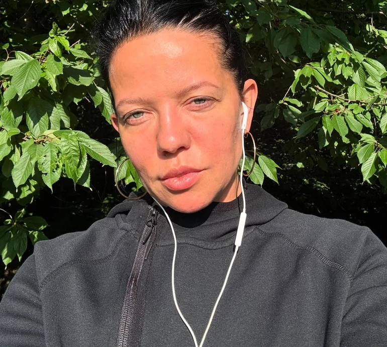 Горова без мейку і в лосинах посвітила формами під час щоденного ритуалу