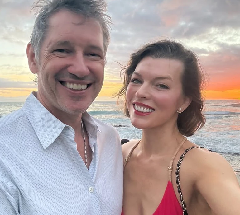 Ти - скеля, на яку ми можемо спертися: Йовович ніжно звернулася до коханого з нагоди топазового весілля