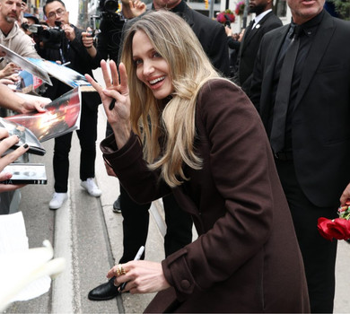 Пальто замість сукні: Джолі здійснила ефектну появу на фестивалі в Торонто. Фото