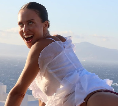 Ловлю вітер: Маремуха на Міконосі кумедно блиснула сідницями з-під задертої сукні