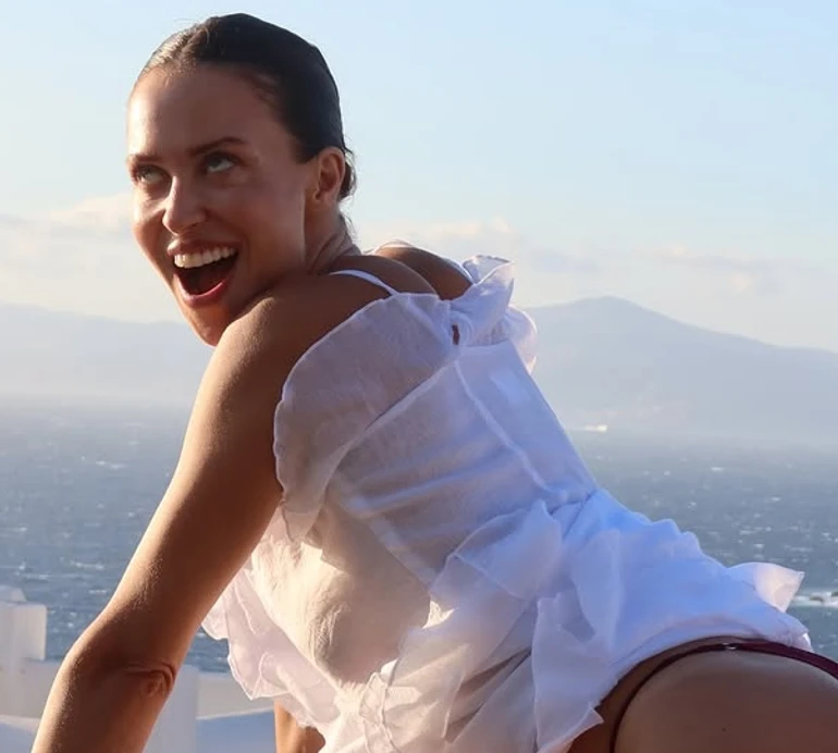 Ловлю вітер: Маремуха на Міконосі кумедно блиснула сідницями з-під задертої сукні