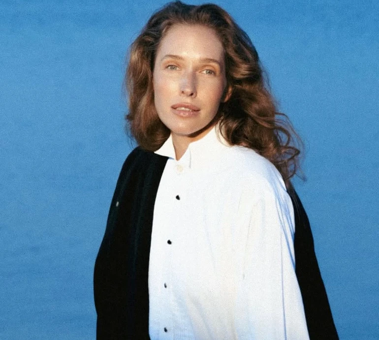 Ніби мені знову 14: Осадча з хвилястим волоссям і білим котом згадала модельне минуле на тлі моря. Фото