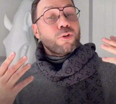 Довжелезний, пухнастий та яскравий: Андре Тан розказав, які шарфи варто носити цієї осені. Фото