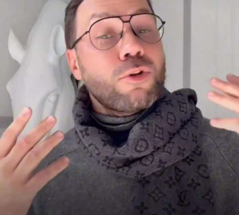 Довжелезний, пухнастий та яскравий: Андре Тан розказав, які шарфи варто носити цієї осені. Фото