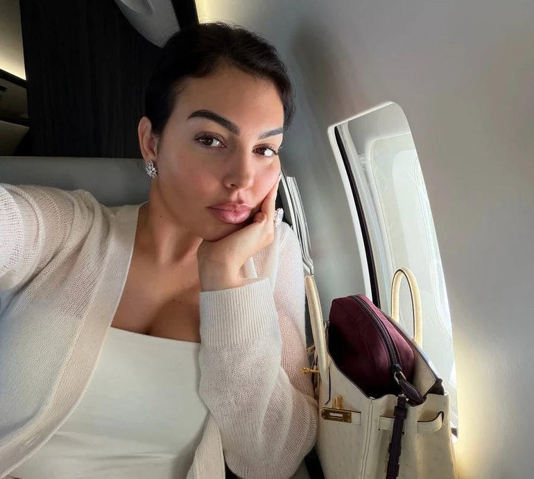 VIP-пасажирка: наречена Роналду в тревел-луці з білими лосинами показалася на борті приватного літака