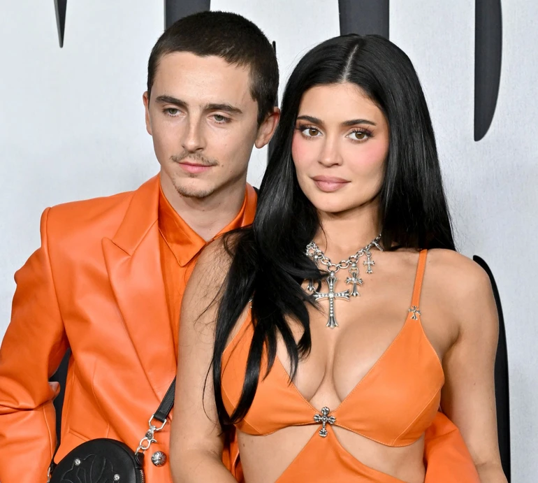 Знову закохані: Шаламе і Дженнер у помаранчевих луках пригорнулися одне до одного на хіднику кінопремії