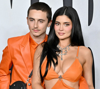 Знову закохані: Шаламе і Дженнер у помаранчевих луках пригорнулися одне до одного на хіднику кінопремії