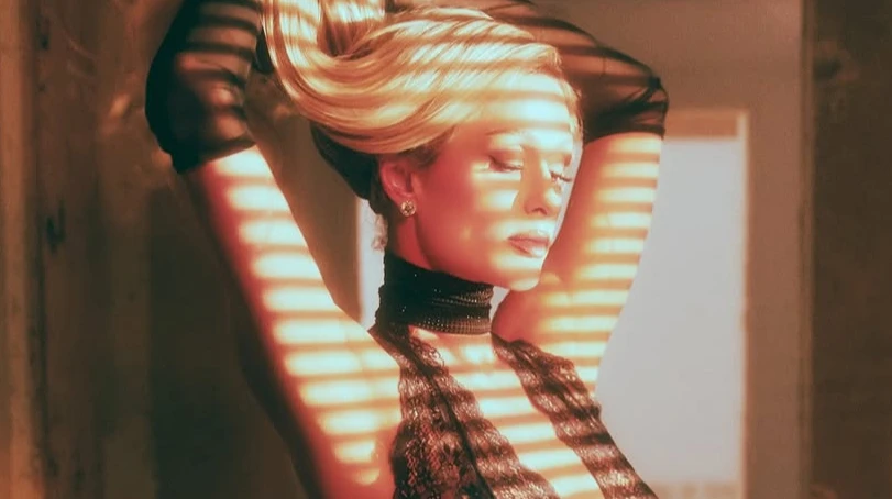 Фатальна жінка Періс Хілтон у мереживі попозувала для сексі-фото