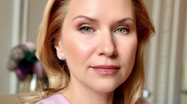 Віцеспікерка Кондратюк у кепці та вітрівці заселфилася на тлі весняного цвіту в Страсбурзі