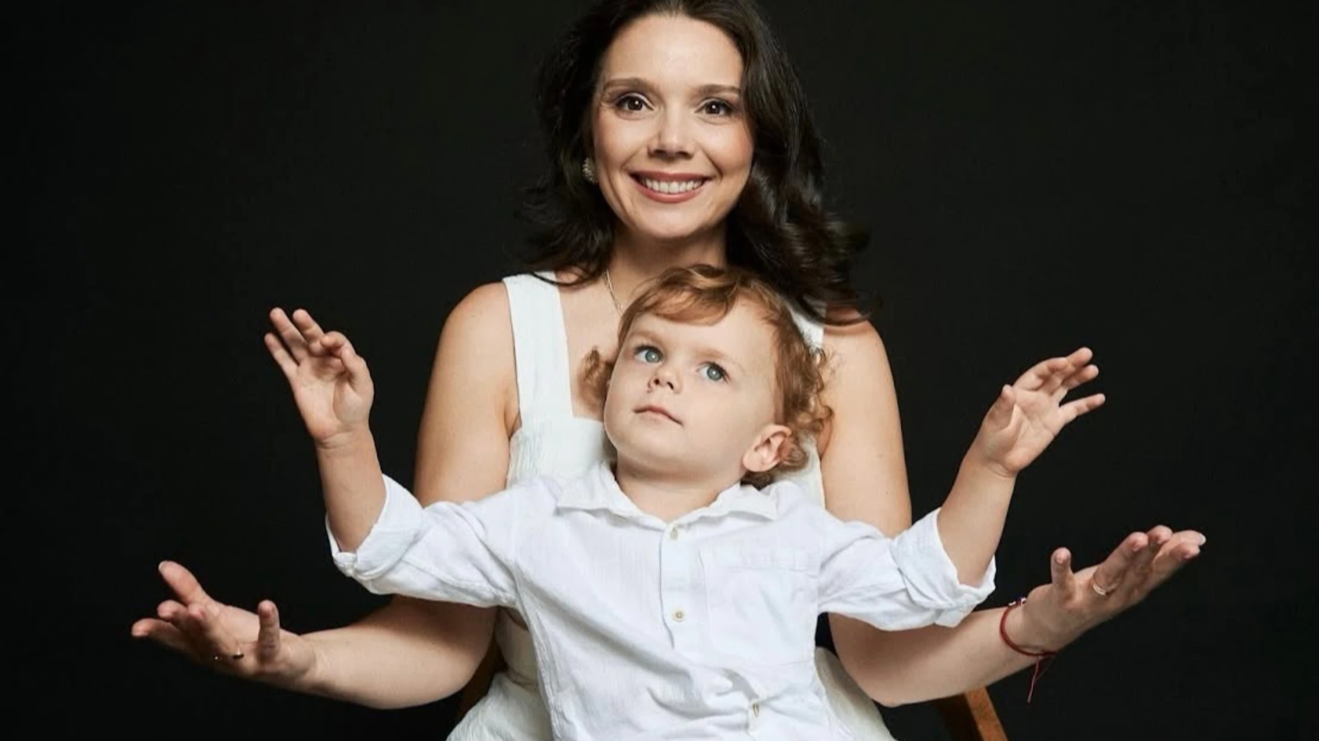 Дружина Сенцова розповіла, чому в 3 роки віддала їхнього сина до школи та як спілкується з дітьми чоловіка