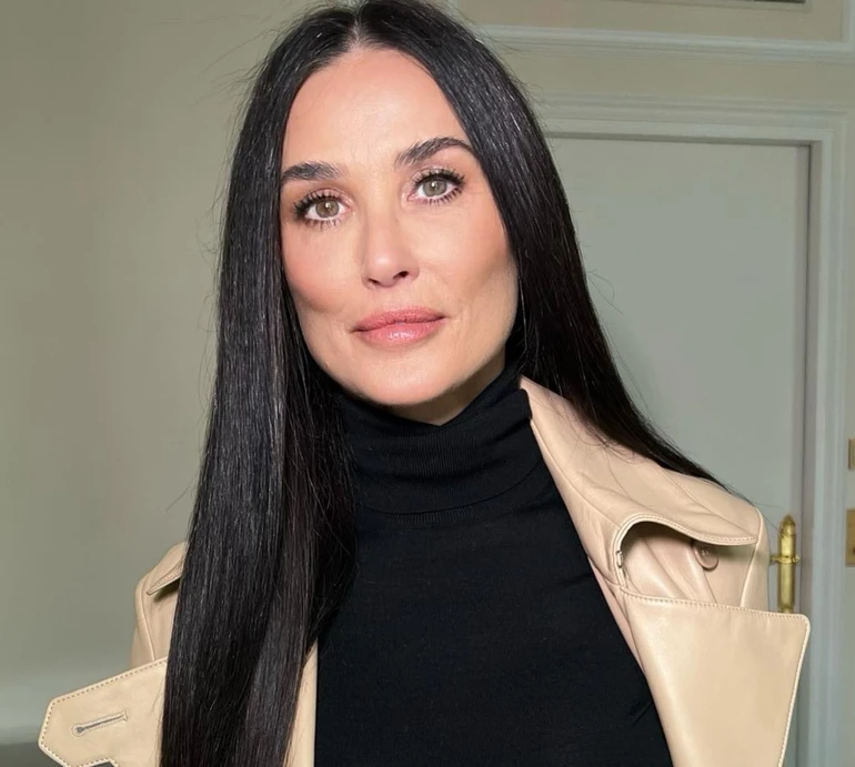 Демі Мур у кораловому луці посвітила сосками на модному івенті в Мілані