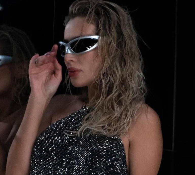 Лобода в сяючому луці оголила живіт і спину для ч/б ФОТО