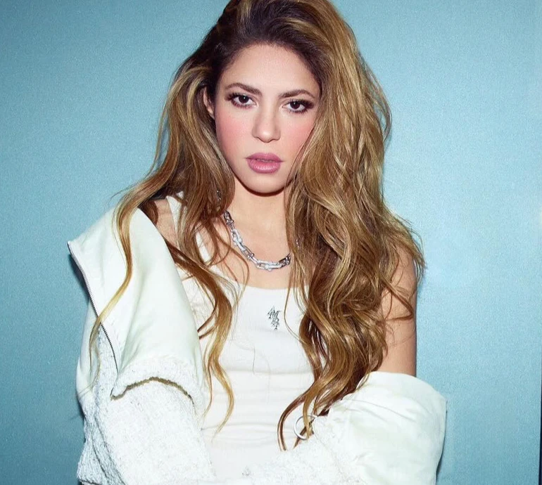 Шакіра в окулярах на пів лиця посвітила ногами в ефектному луці посеред пустки. Фото