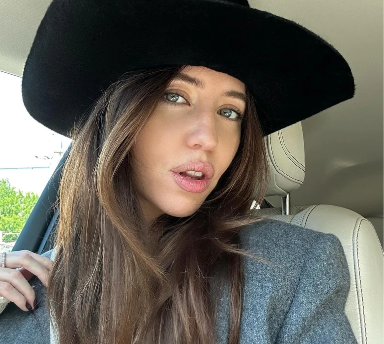 Дорофєєва з оновленою зачіскою посвітила ногами в джинсовій міні