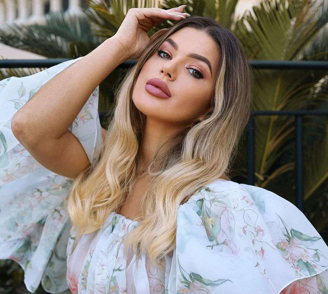 Пустунка Філонова топлес загадала українцям кулінарну загадку. Фото