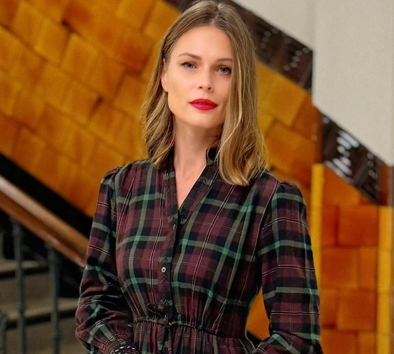 Фреймут помилувалася молодшою дочкою у пальтечку, яке 12 років тому носила старша. Фото