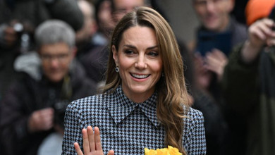 Гусяча лапка і торбинка кольору мокко: Міддлтон у елегантному аутфіті навідалася до благодійної організації в Лондоні