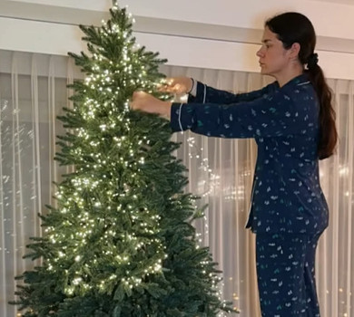 Геніальне рішення: Онуфрійчук із сином в однакових піжамах прикрасила ялинку та поділилася лайфхаком. Відео