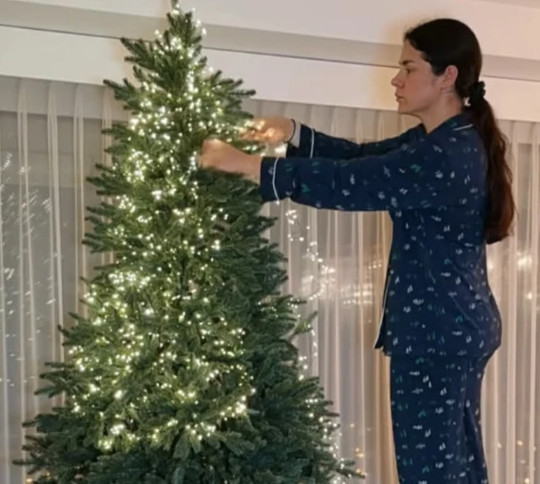 Геніальне рішення: Онуфрійчук із сином в однакових піжамах прикрасила ялинку та поділилася лайфхаком. Відео