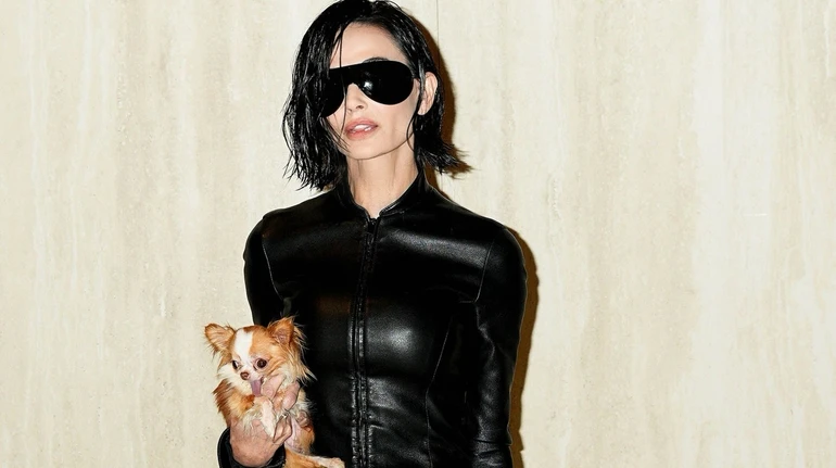 Шкіряний жакет, скінні та мокра стрижка: Демі Мур у Мілані здивувала луком у стилі Матриці