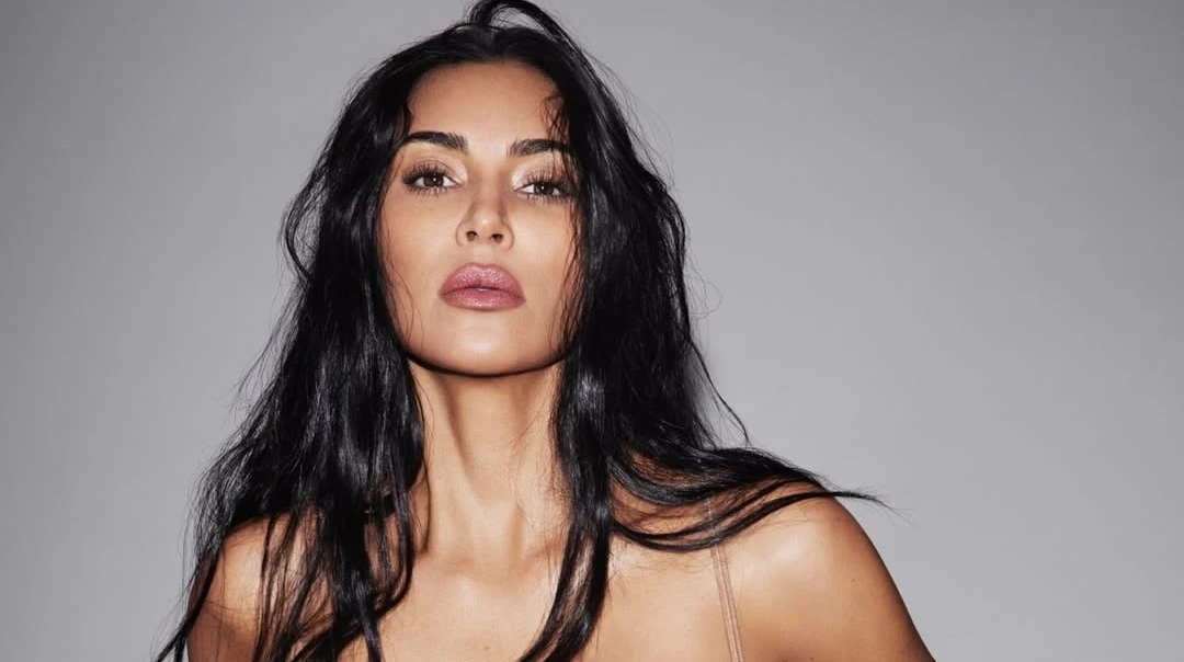 Кардашян зазнімкували за цілунками та обіймами з бойфрендом на пляжі в Малібу