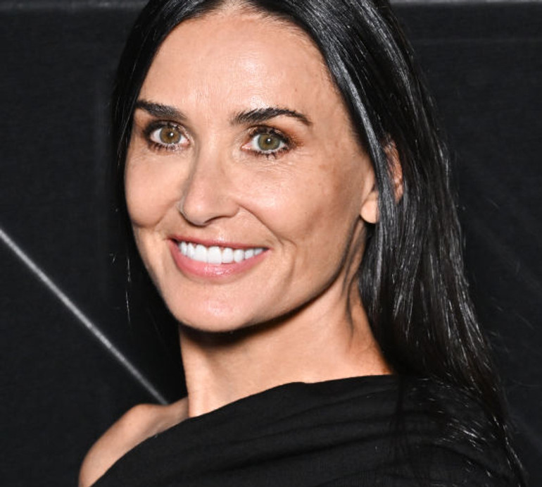 Оце так показ: Мур у Парижі випадково блиснула цицею, а Мосс вигуляла бездонне декольте. ВІДЕО