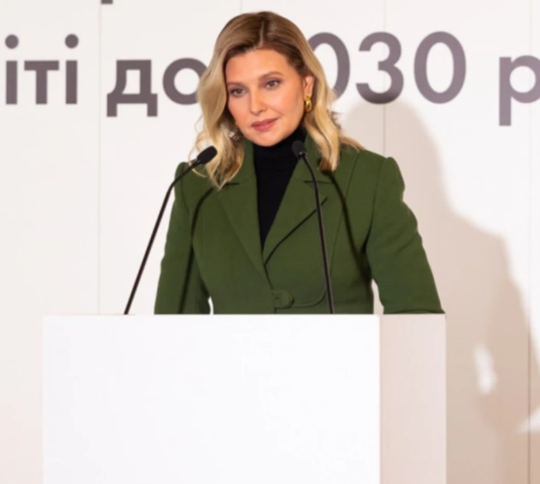 Зелена вовна та асиметричні деталі: перша леді на конференції вигуляла елегантний костюм зі спідницею. ФОТО