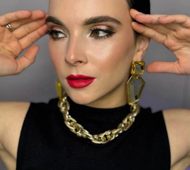 Щаслива мати трьох янголят: заплакана Мірошниченко показалася на чесному селфі