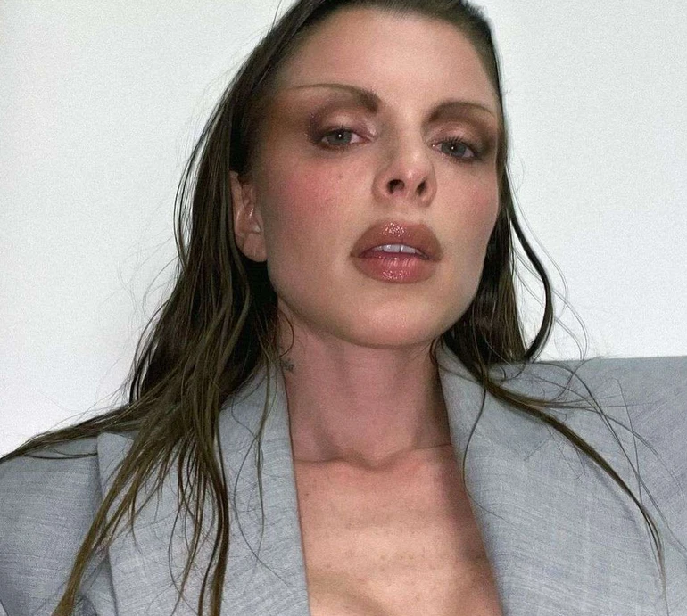 Химерний мейк, платформи та міні: Джулія Фокс стильно вигуляла собаку. Фото