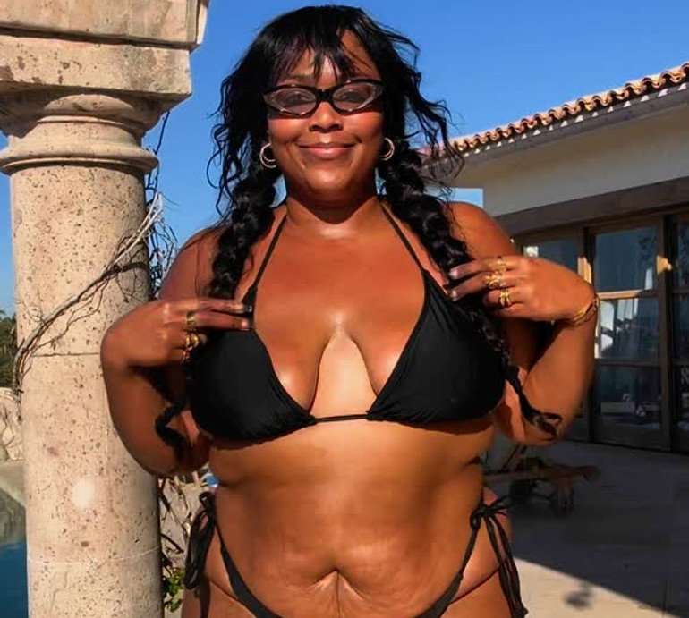 Lizzo у крихітному бікіні показала, як масажує свої схудлі форми. Відео