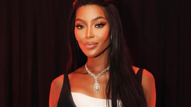 55-річна Кемпбелл заселфилася в спортзалі і показала, як працює над стегнами