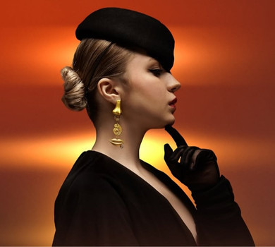 Без окулярів чи маски: Klavdia Petrivna заворожила ніжним образом у новому відео