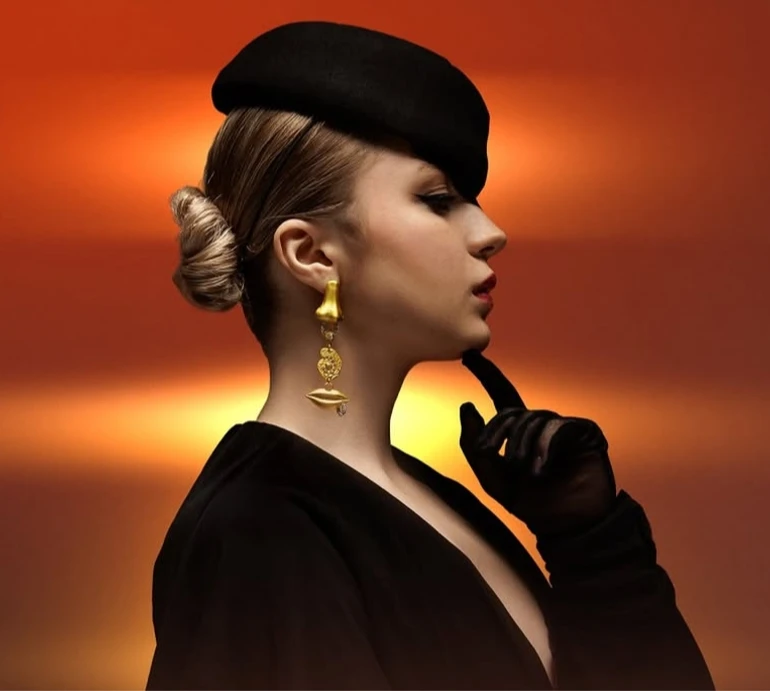 Без окулярів чи маски: Klavdia Petrivna заворожила ніжним образом у новому відео