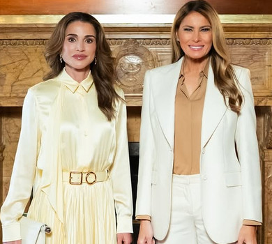 Королева Ранія в масляній сукні плісе зустрілась у Нью-Йорку з Меланією Трамп у штанах-сигаретах. Фото