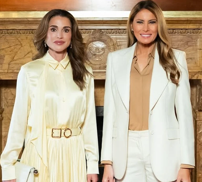 Королева Ранія в масляній сукні плісе зустрілась у Нью-Йорку з Меланією Трамп у штанах-сигаретах. Фото