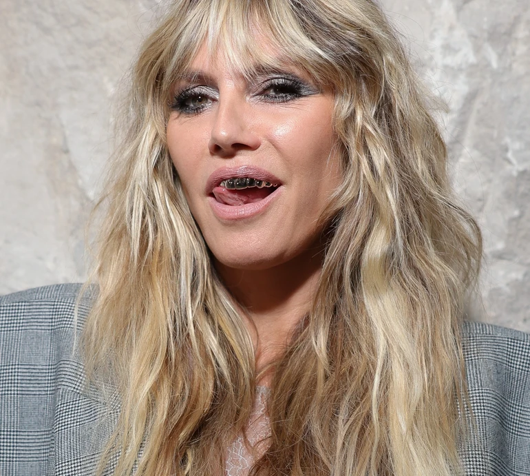 52-річна Клум епатувала модний Париж срібними зубами та голими грудьми з-під прозорої сукні. Фото