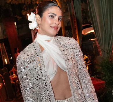 Пріянка Чопра у блискучому костюмі посвітила оголеним животом зі своїм чоловіком поруч на індійському святі. Фото