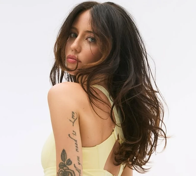 Дорофєєва у топі та трусиках випнула сідниці для відомого спортивного бренду. Фото