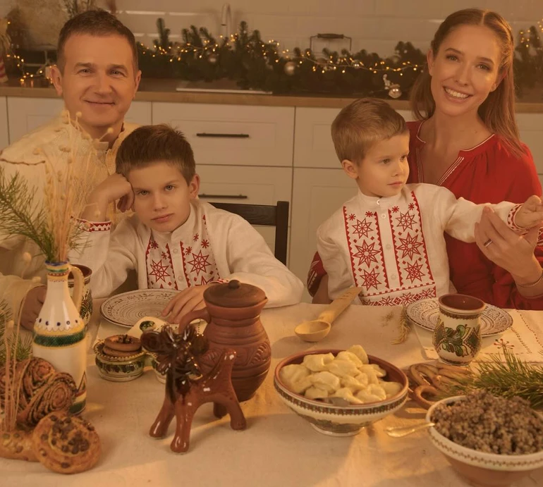 Вареники, кутя і косівська кераміка: Осадча з Горбуновим та синами у вишиванках привітали з Різдвом за святковим столом