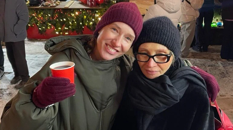 Чекаємо смачних пирогів: Осадча ніжно привітала маму з днем народження та показала сімейні фото