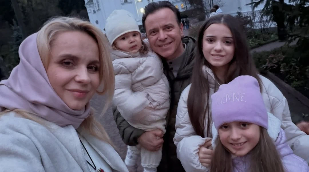 Люблю це відчуття спокою: Ребрик з дітьми та чоловіком у вишиванках показалися на великодніх фото