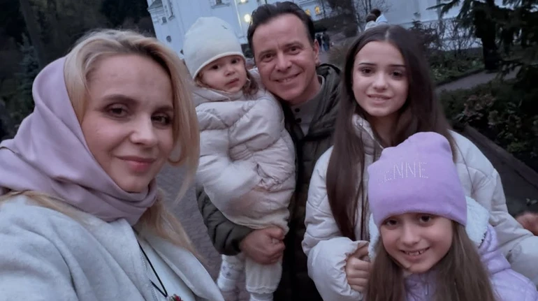 Люблю це відчуття спокою: Ребрик з дітьми та чоловіком у вишиванках показалися на великодніх фото