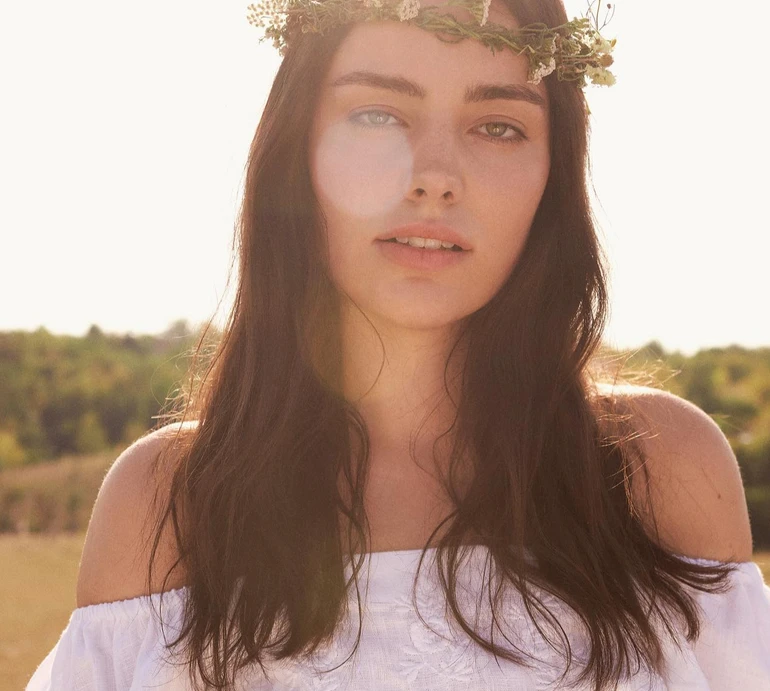 Міс Усанова у вишитій сукні та гумових чобітках пробіглася полем заради ФОТО