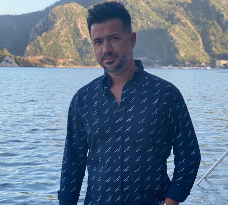 Ексчоловік Лорак на відпочинку з їхньою донькою засвітився в товаристві пишногрудої моделі