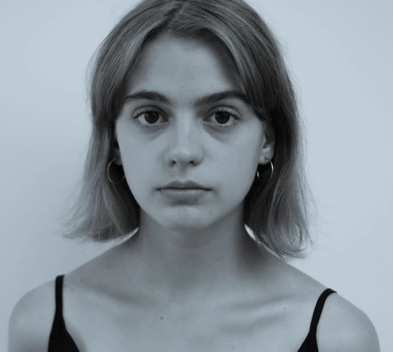 Мелашка зі Спіймати Кайдаша блиснула грудьми з-під сорочки у чорно-білому фотосеті