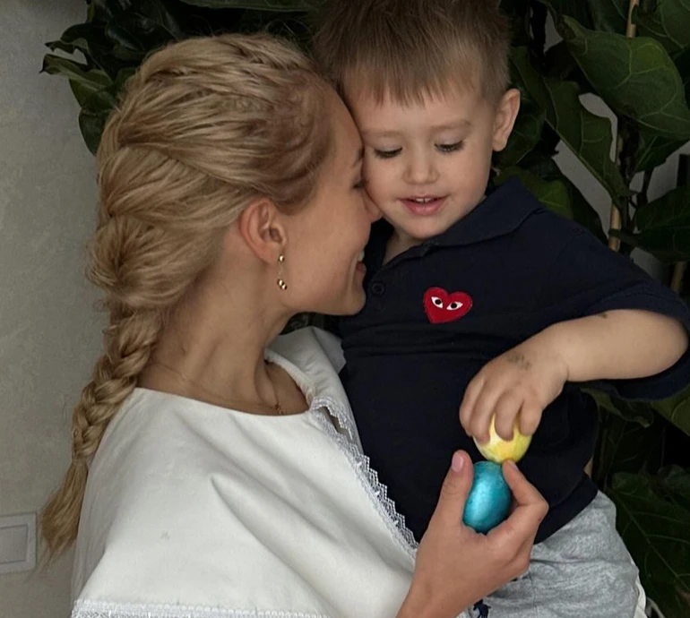 Квіткова у міні з незвичним коміром посвятила паску з 2-річним сином. Фото