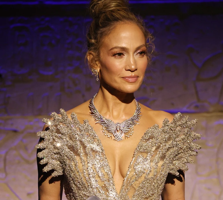 2,5 мільйони стразів і 800 годин ручної роботи: сукня Дженніфер Лопес для Met Gala-2024. Фото